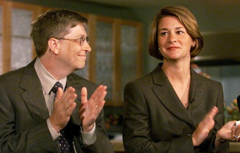 Bill Gates dan istrinya Melinda dalam sebuah jumpa pers di Seattle, Washington, pada 1999.
