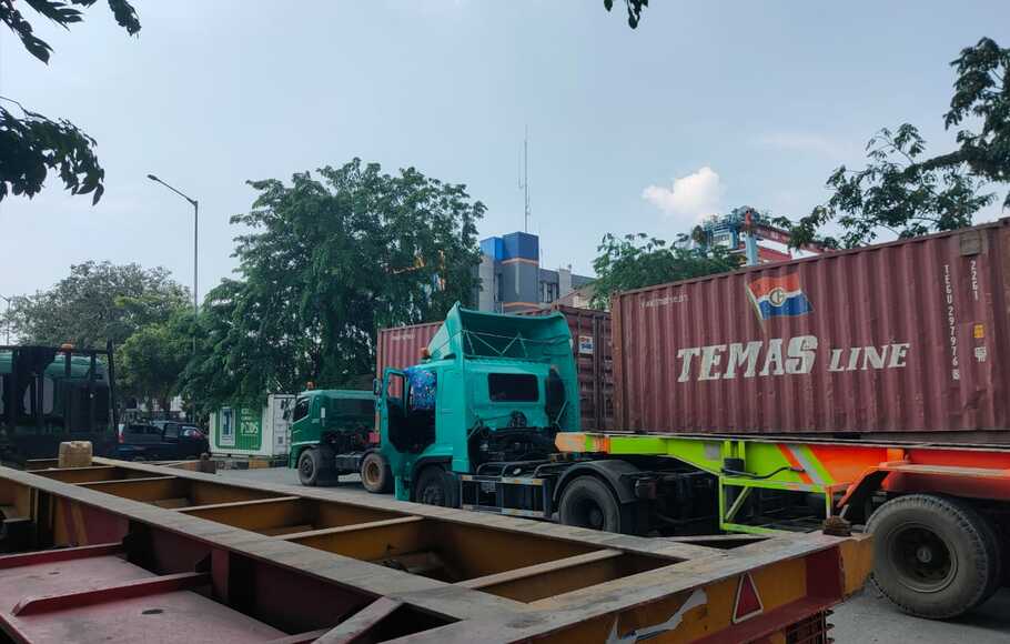 Truk parkir di kawasan Pelabuhan Tanjung Priok, Minggu, 13 Juni 2021