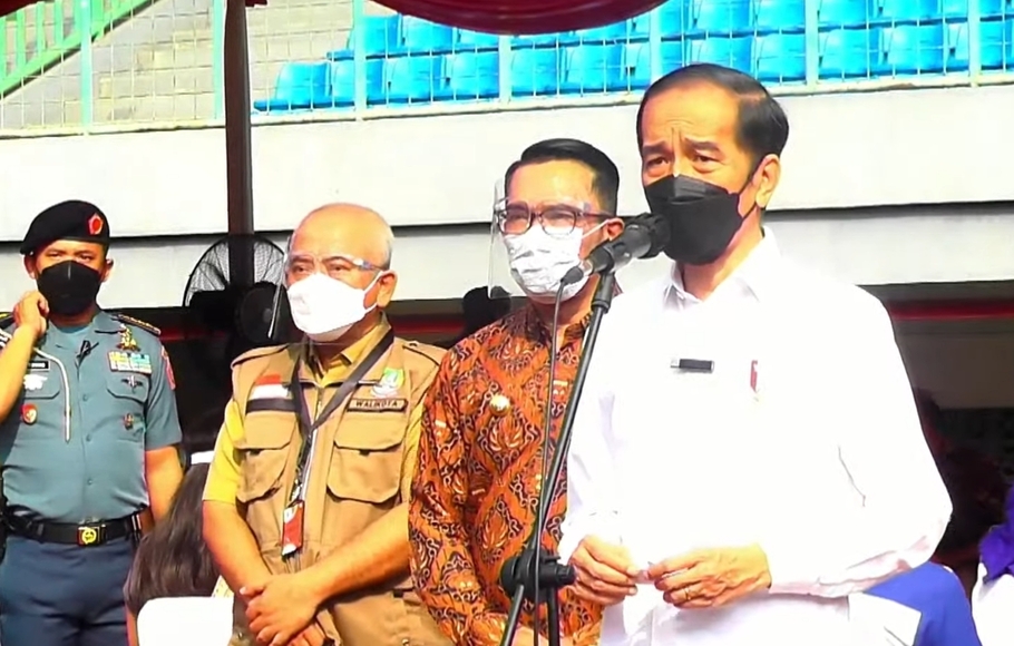 Presiden Joko Widodo memberikan keterangan pers usai meninjau pelaksanaan vaksinasi massal Covid-19 di Stadion Patriot Candrabhaga, Bekasi, Senin, 14 Juni 2021
