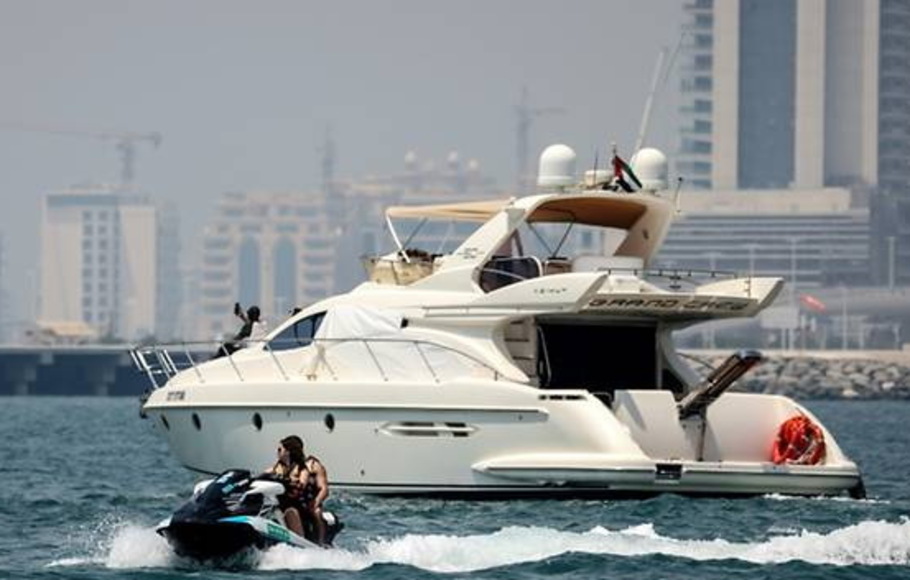 Untuk orang yang sangat kaya di Dubai, pengiriman makanan dapat dilakukan ke kapal pesiar mereka di laut dengan jet ski.