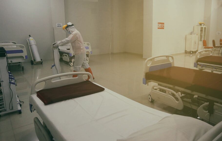 Petugas kesehatan mendorong tabung oksigen saat mempersiapkan ruangan perawatan pada Tower 8 Rumah Sakit Darurat COVID-19 (RSDC) Wisma Atlet Pademangan, Jakarta, Selasa 15 Juni 2021. BeritaSatuPhoto/Joanito De Saojoao.
