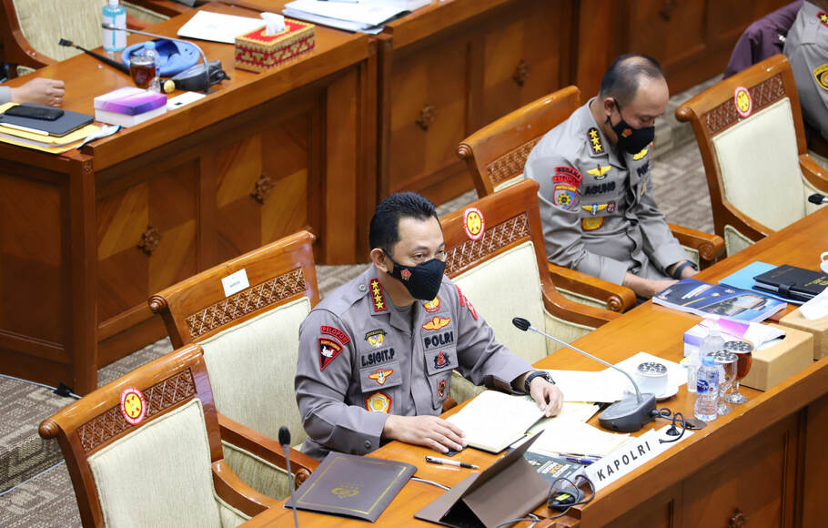 Kapolri Jenderal Pol Listyo Sigit Prabowo mengikuti rapat kerja dengan Komisi III DPR di Kompleks Parlemen, Senayan, Jakarta, Rabu, 16 Juni 2021.