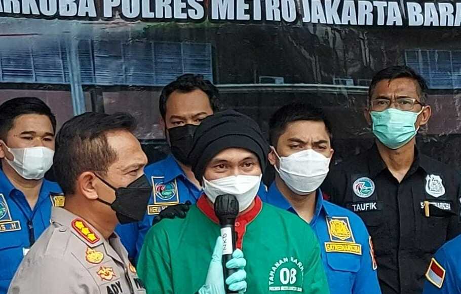 Jumpa pers pengungkapan kasus Narkoba dengan tersangka musisi Anji di Mapolrestro Jakarta Barat, Rabu 16 Juni 2021.