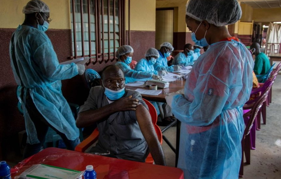 Seorang pekerja rumah sakit bersiap untuk mendapatkan vaksin anti-ebola di N'zerekore, Guinea, pada 24 Februari 2021.