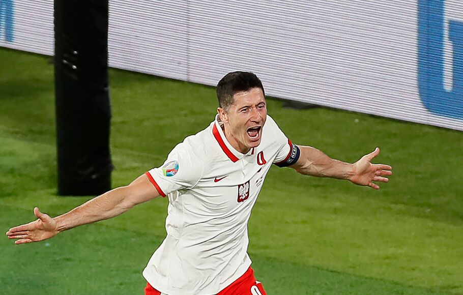 Penyerang Polandia Robert Lewandowski berhasil mencetak gol ke gawang Spanyol untuk menyamakan kedudukan dalam laga penyisihan Grup E Euro 2020 di Stadion La Cartuja di Seville, Spanyol, Sabtu, 19 Juni 2021.