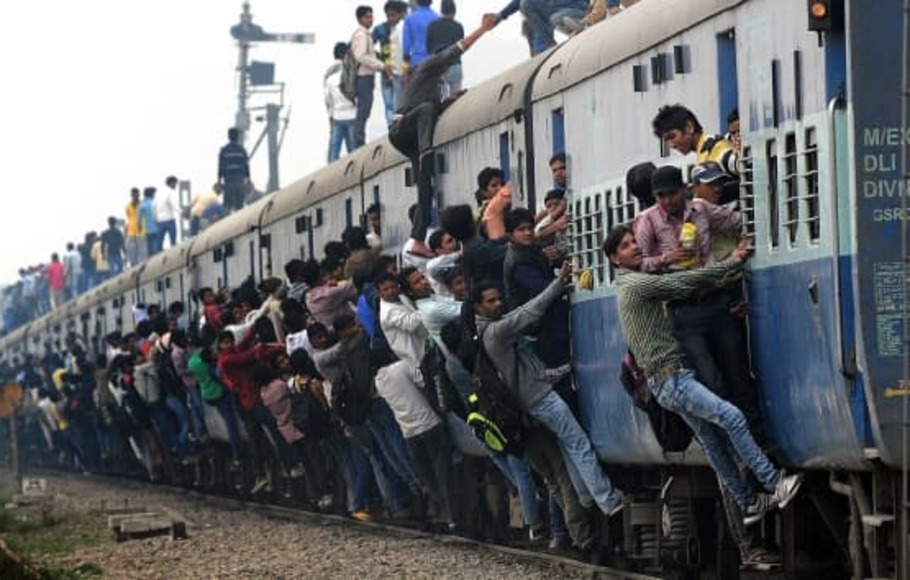 Pemandangan kereta penumpang di tengah kota India. 