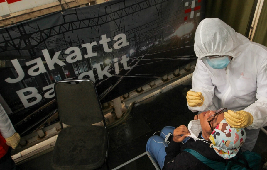 Calon penumpang KRL mengikuti swab antigen di Stasiun Manggarai, Jakarta Selatan, Senin, 21 Juni 2021.
