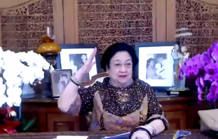 Presiden Kelima RI Megawati Soekarnoputri memberikan sambutan saat meresmikan baileo atau rumah adat Maluku, monumen dan jalan Ir Soekarno di Masohi, Maluku Tengah, secara virtual di Jakarta, Senin, 21 Juni 2021
