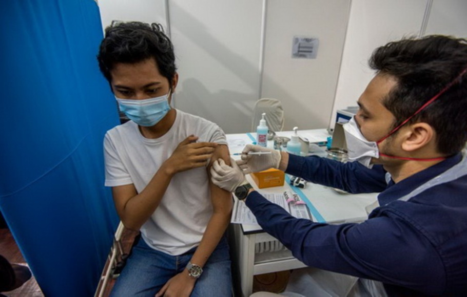 Seorang pria menerima dosis vaksin Covid-19 di pusat vaksinasi Stadion Nasional Bukit Jalil di Kuala Lumpur, Malaysia, pada Senin 21 Juni 2021.