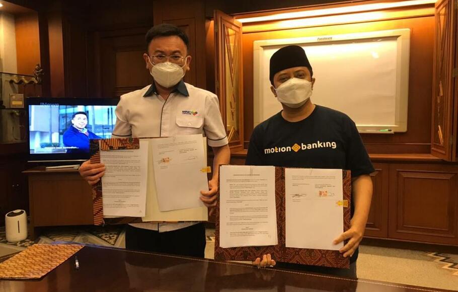 Ustaz Yusuf Mansur (kanan) menandatangani kerja sama strategis pembelian 250.000.000 saham PT Bank MNC Internasional Tbk (BABP) dari Winfly Ltd.