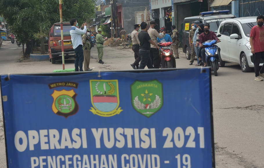 Petugas gabungan menggelar Operasi Yustisi kepada pelanggar protokol kesehatan di Tambun Selatan, Kabupaten Bekasi pada Rabu, 23 Juni 2021.