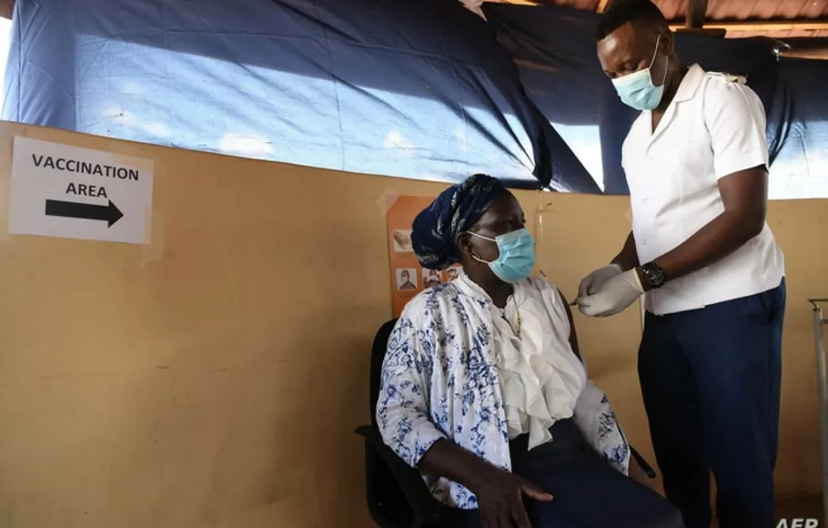 Seorang petugas kesehatan menerima dosis vaksin Covid-19 Oxford/Astrazeneca di Francistown, Botswana, 26 Maret 2021.