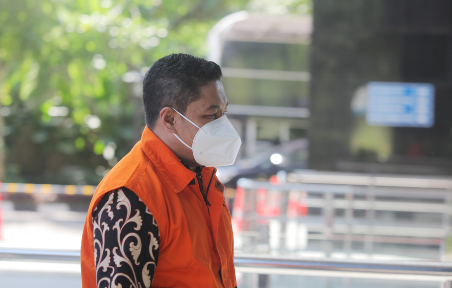 Tersangka mantan penyidik KPK Stepanus Robin Pattuju berjalan memasuki ruangan saat akan menjalani pemeriksaan di Gedung Merah Putih KPK, Jakarta, Jumat, 2 Juli 2021.