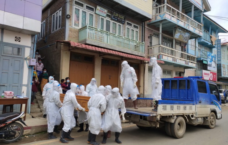 Para petugas kesehatan membawa peti mati yang berisi jenazah korban virus corona Covid-19 yang meninggal di rumahnya di Tedim, negara bagian Chin barat,Selasa 29 Juni 2021.
