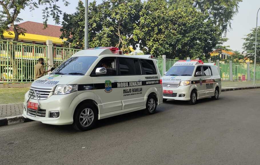 Pemkot Bekasi menambah enam unit ambulans pengantar jenazah, Senin, 5 Juli 2021.