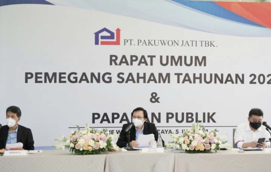 Jajaran direksi dan komisari PT Pakuwon Jati Tbk: Minarto Basuki (Direktur), Richard Adisastra (Komisaris) dan Sutandi Purnomosidi (Direktur) saat paparan publik usai RUPS, Senin (5/7/2021). 
