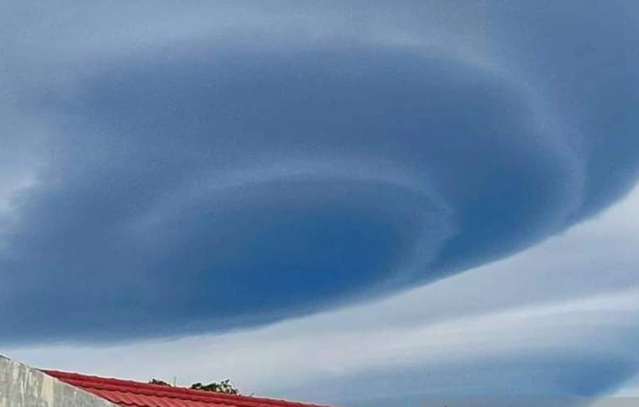 Fenomena awan mirip Unidentified Fliying Object “UFO” yang terlihat di langit di kawasan Desa Punge, Kota Banda Aceh pada Selasa sore, 6 Juli 2021.