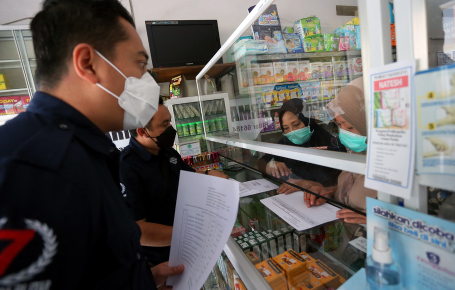 Petugas memeriksa penjualan jenis obat yang diatur dalam SK Menkes RI  tentang Harga Eceran Tertinggi (HET) dalam masa pandemi COVID-19 saat sidak di salah satu apotek di Blitar, Jawa Timur, Rabu (7/7/2021).