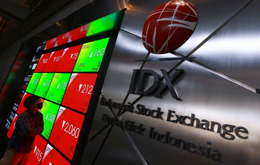 Pengunjung memperhatikan pergerakan harga saham di Bursa Efek Indonesia (BEI) di Jakarta.
