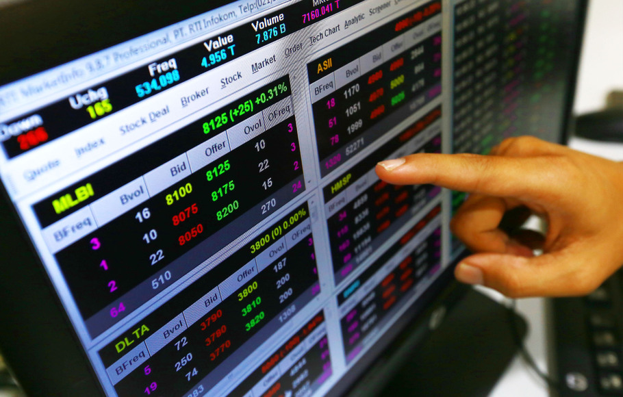 Investor melihat pergerakan saham di monitor komputer di Jakarta.