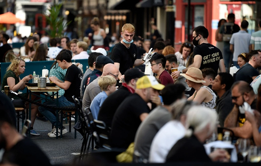 Keramaian di area meja luar sebuah restoran di kawasan Soho, London, Inggris pada 20 September 2020.