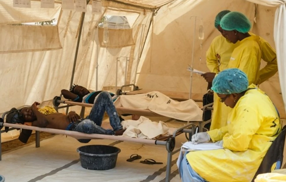 Petugas medis memberikan perawatan pada pasien kolera di poliklinik Glen View, Harare, Nigeria, 19 September 2018
