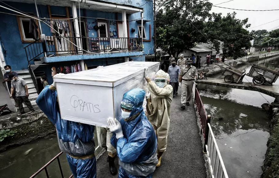 Petugas pemusalaraan gabungan dari puskesmas dan PPSU membawa Jenazah Pasien Covid-19 yang meninggal saat isolasi mandiri untuk dimakamkan, di kawasan Lenteng Agung, Jakarta Selatan, Selasa, 13 Juli 2021. 