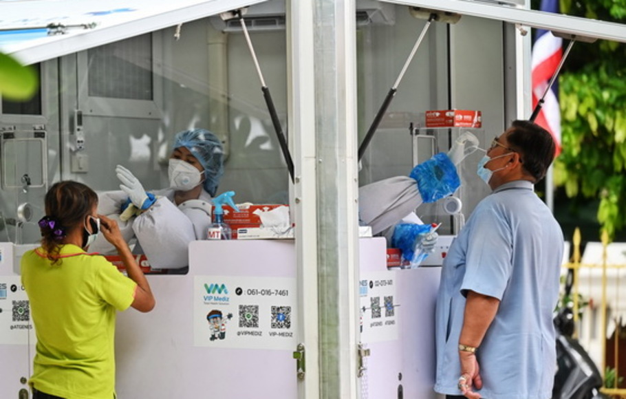 Petugas kesehatan melakukan tes swab virus corona Covid-19 di Vihara Buddha Wat Phra Sri Mahatat di Bangkok, Thailand pada Kamis 8 Juli 2021. 