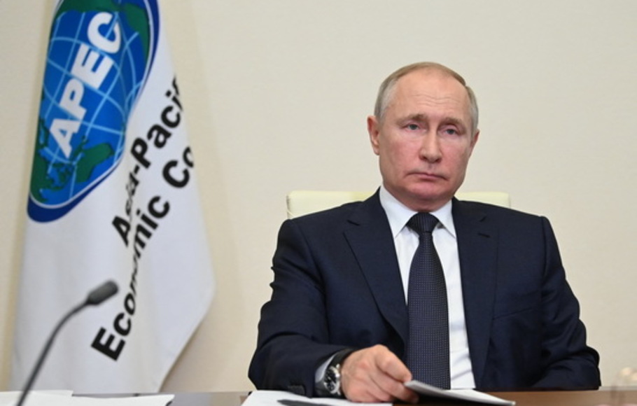Presiden Rusia Vladimir Putin menghadiri pertemuan para pemimpin ekonomi forum Asia-Pacific Economic Cooperation (APEC) yang dipimpin oleh Selandia Baru, melalui konferensi video di kediaman negara Novo-Ogaryovo, di pinggiran kota Moskwa, pada JUmat 16 Juli 2021. 