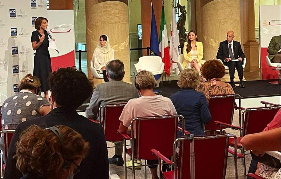 Menteri Pemberdayaan Perempuan Italia, Elena Bonetti  kKiri) bersama Jessica Widjaja (baju blazer warna kuning) saat memberikan sambutan dalam KTT G-20 Women Leader Summit 2021 13-15 Juli 2021 di Roma, Italia.