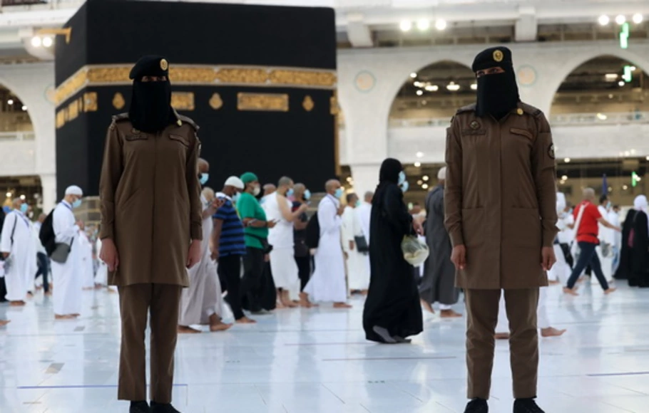 Para wanita Saudi berjaga-jaga saat jemaah mengelilingi Ka'bah, tempat suci umat Islam, di Masjidil Haram di kota suci Mekah, Saudi, pada hari pertama hari raya Iduladha yang dirayakan oleh umat Islam di seluruh dunia, pada Selasa 20 Juli 2021.