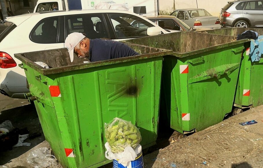 Seorang pria mencari makanan di Lebanon pada 11 November 2019. 