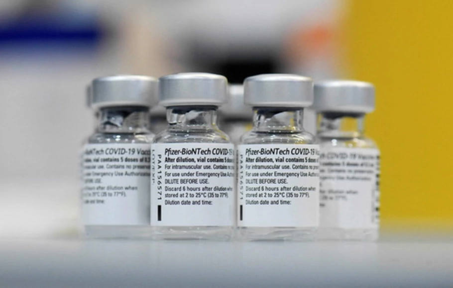 Botol kosong vaksin Covid-19 Pfizer-BioNTech ditampilkan di pusat vaksinasi korona regional di Ludwigsburg, Jerman selatan pada 22 Januari 2021.