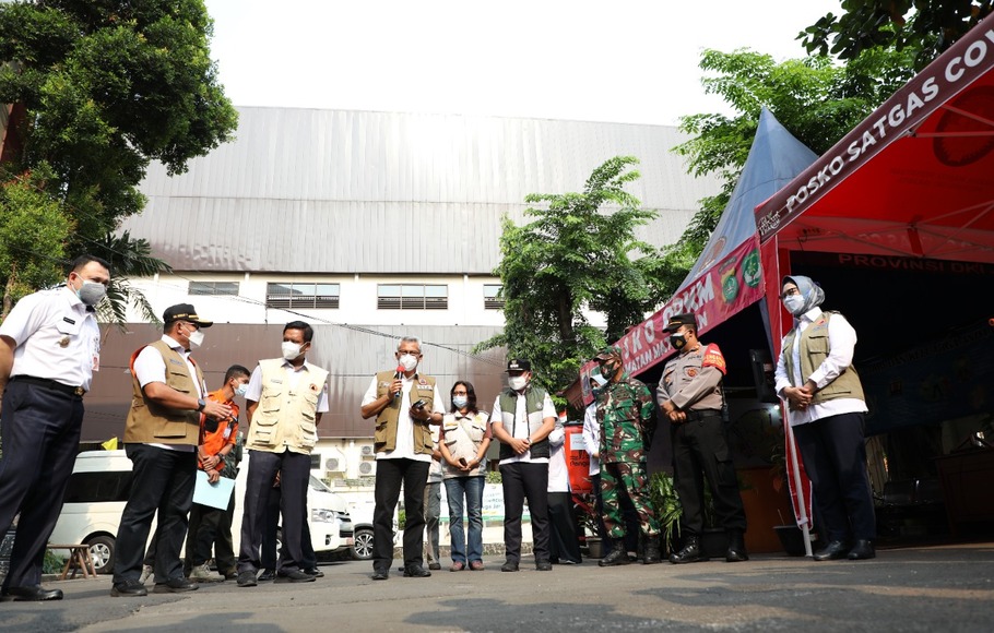 Badan Nasional Penanggulangan Bencana (BNPB) melakukan peninjauan Pos PPKM di Kecamatan Matraman, Jakarta Timur. 