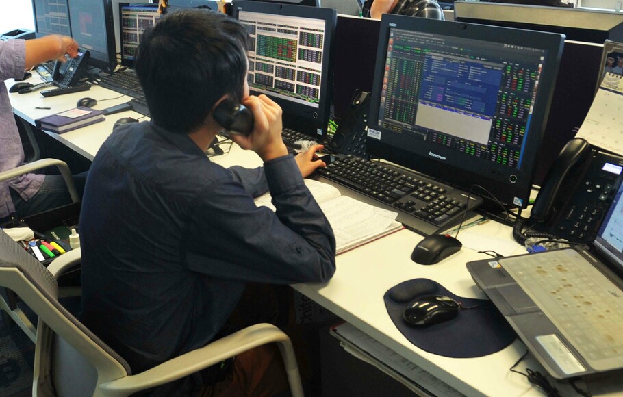 Pialang memantau pergerakan harga saham di sebuah sekuritas di Jakarta.