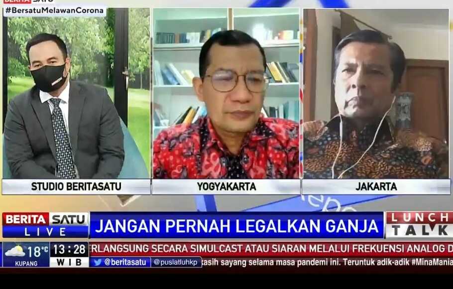 Pakar psikotropika Universitas Gadjah Mada (UGM) Yogyakarta, Rustamadji (tengah) dan Koordinator Kelompok Ahli Badan Narkotika Nasional (BNN) Komjen (Pur) Ahwil Luthan (kanan) membahas persoalan legalisasi ganja dalam acara 