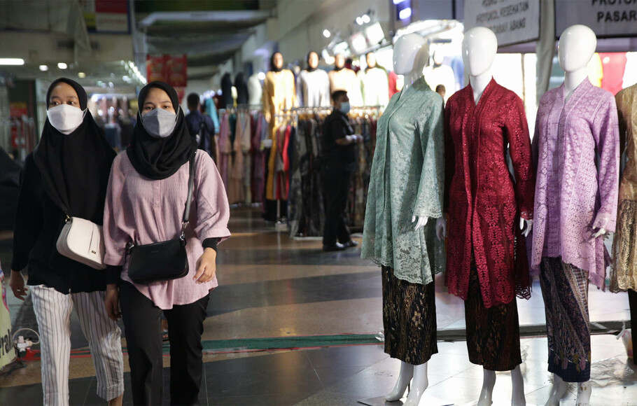 Pengunjung berbelanja di Pasar Tanah Abang, Jakarta, Senin, 26 Juli 2021.