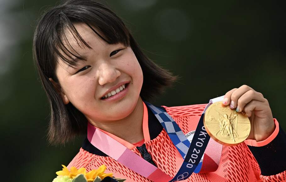 Atlet Jepang berusia 13 tahun Momiji Nishiya yang memenangi nomor street skateboard.