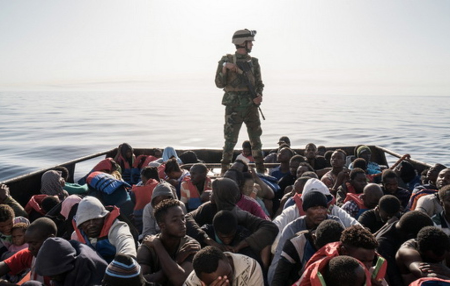 Seorang penjaga pantai Libia berdiri di atas kapal saat penyelamatan 147 imigran ilegal yang berusaha mencapai Eropa di lepas pantai kota Zawiyah, 45 kilometer sebelah barat, ibu kota Tripoli, Libia.