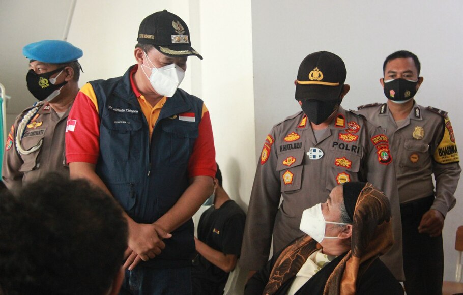 Wakil Wali Kota Bekasi Tri Adhianto meninjau pelaksanaan vaksinasi di wilayah hukum Polsek Bekasi Timur, Rabu, 28 Juli 2021.
