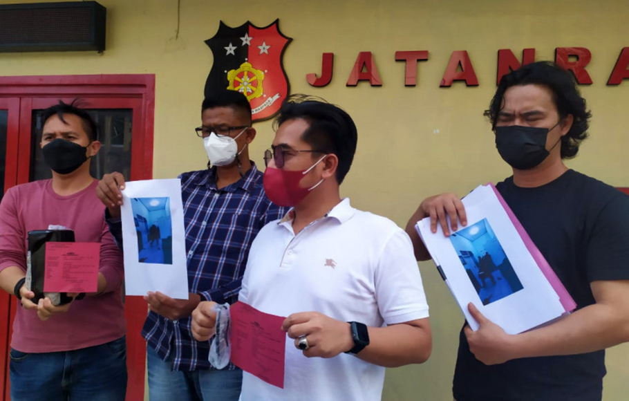 Kepala Satreskrim Polresta Bandarlampung Kompol Resky Maulana (tengah) saat memberikan keterangan terkait kasus penganiayaan terhadap tenaga kesehatan di Puskesmas Kedaton, Bandarlampung, Lampung, Sabtu, 31 Juli 2021.