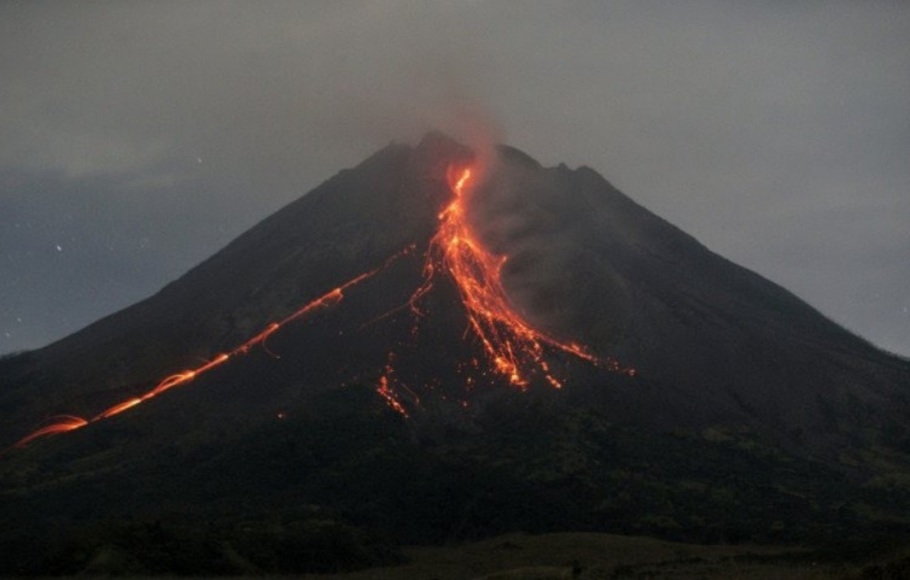 Gunung Merapi meluncurkan guguran lava pijar.