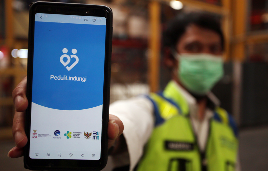 Petugas bandara menunjukan aplikasi PeduliLindungi yang ada di telepon genggamnya di Bandara Soekarno Hatta, Tangerang, Banten, Senin, 2 Agustus 2021.