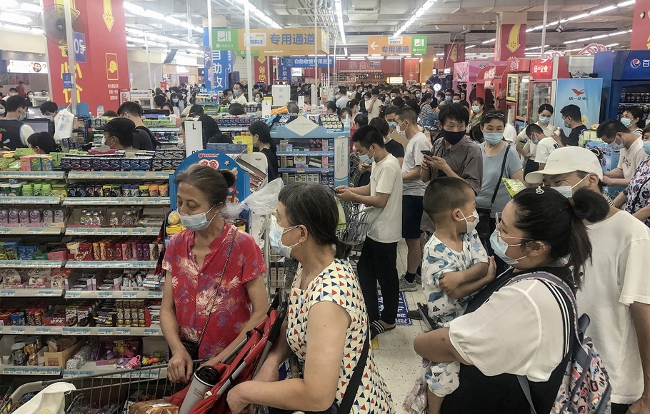 Foto yang diambil pada 2 Agustus 2021 menunjukkan, warga Kota Wuhan, Tiongkok mengantre di supermarket di Wuhan, ketika pihak berwenang mengatakan mereka akan menguji seluruh populasinya untuk tes Covid-19.