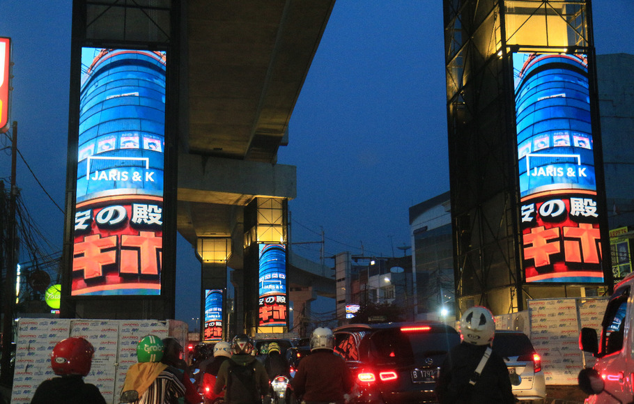 Media luar ruang berupa pilar-pilar MRT berbentuk LED.