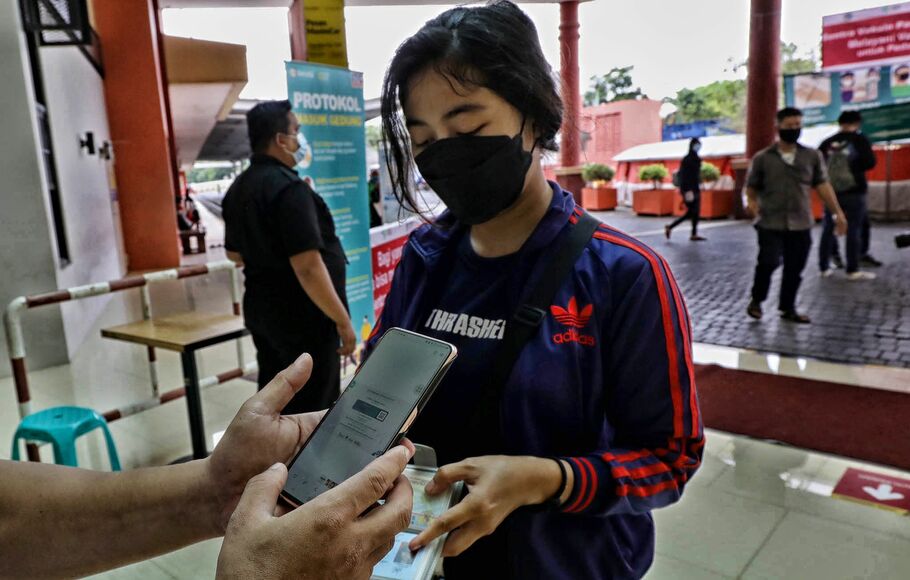 Petugas keamanan pusat perbelanjaan mengecek sertifikat vaksin yang dibawa pengunjung di ITC Cempaka Mas, Jakarta, Rabu, 4 Agustus 2021.