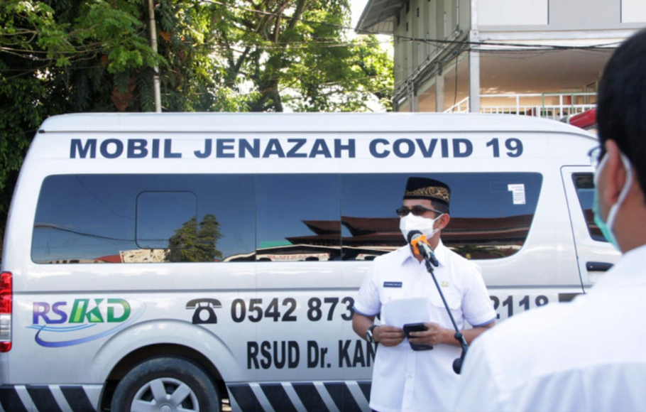 Wali Kota Balikpapan Rahmad Mas'ud saat melepas mendiang dr Syukriati di RSUD Kanujoso Djatiwibowo, Rabu 4 Agustus 2021.