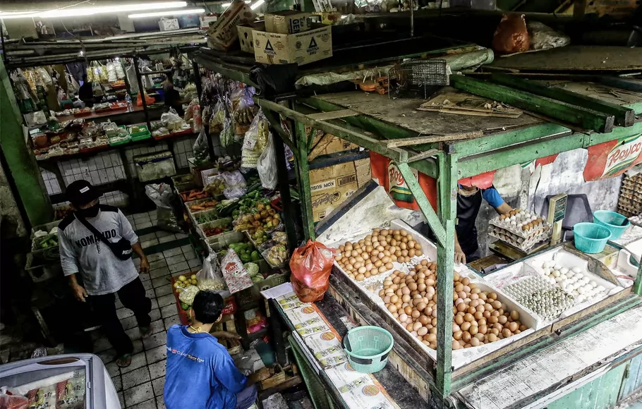 Suasana transaksi jual beli di Pasar Mede, kawasan Cilandak Barat, Jakarta Selatan.