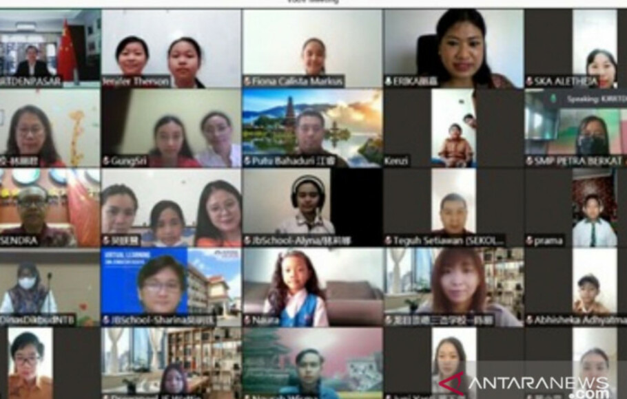 Konsul Jenderal RRT di Denpasar Zhu Xinglong menyerahkan Beasiswa Ke-4 Konsulat Jenderal RRT (KJRRT) Denpasar kepada 196 Guru dan Siswa yang merupakan peraih beasiswa KJRRT 2021 dengan nilai total sebesar Rp368,5 juta dalam acara penyerahan beasiswa secara virtual di Denpasar, Jumat, 6 Agustus 2021.