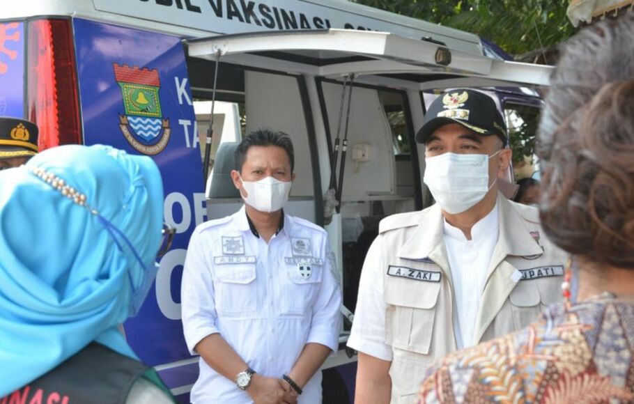 Bupati Tangerang, Ahmed Zaki Iskandar meninjau mobil vaksin yang dioperasikan Pemkab Tangerang untuk mempercepat programm vaksinasi, Sabtu, 7 Agustus 2021.